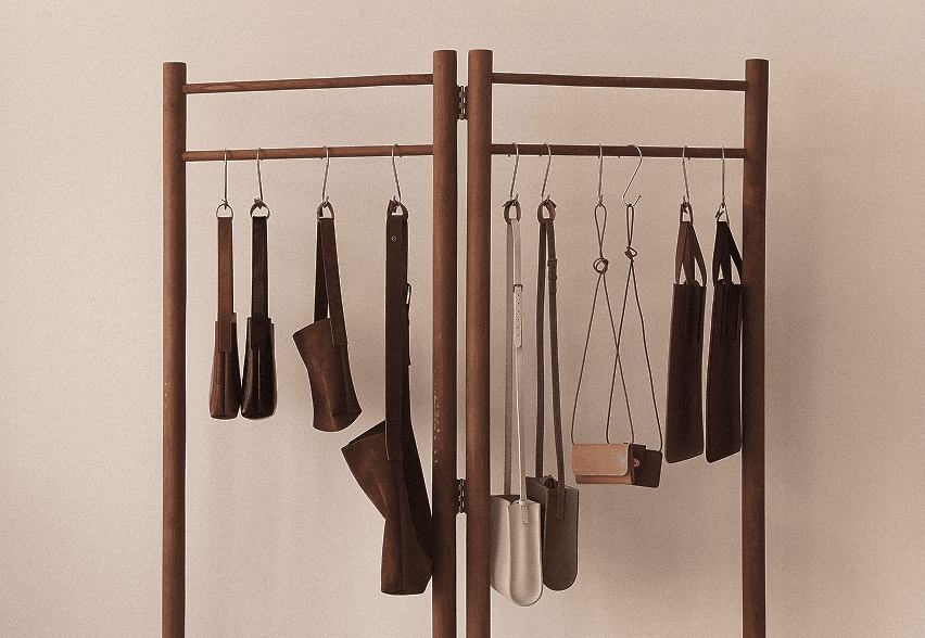 Bild av ett ställ med diverse läderprodukter.